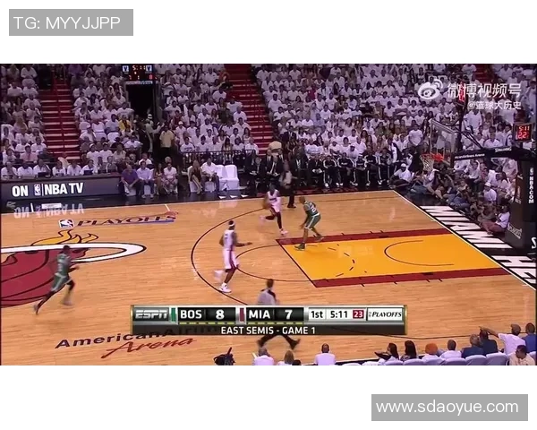 詹姆斯在湖人对热火的精彩扣篮瞬间引发全场欢呼与热烈讨论